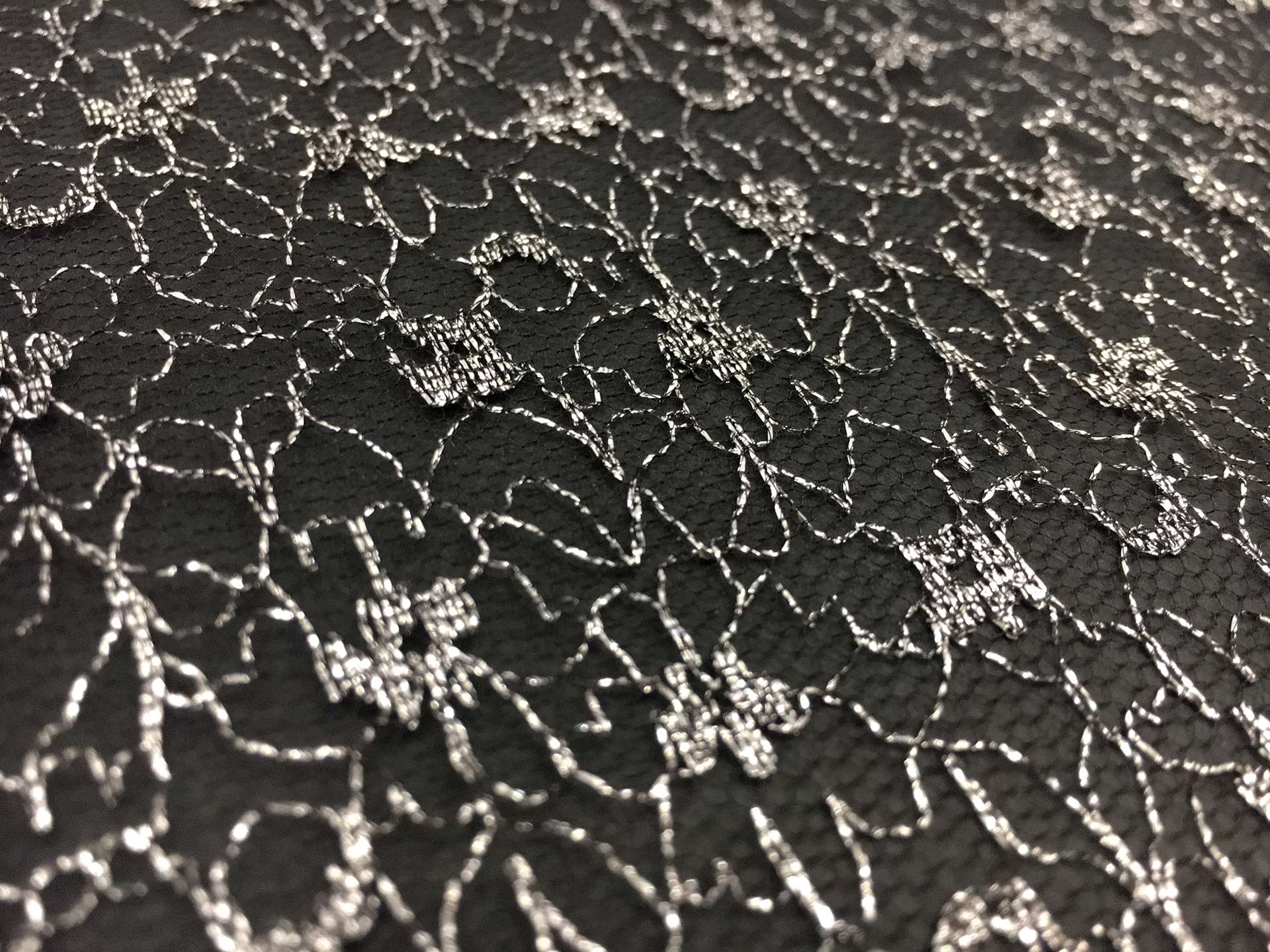 Metallic Novelty Illusion in Black and Silver
