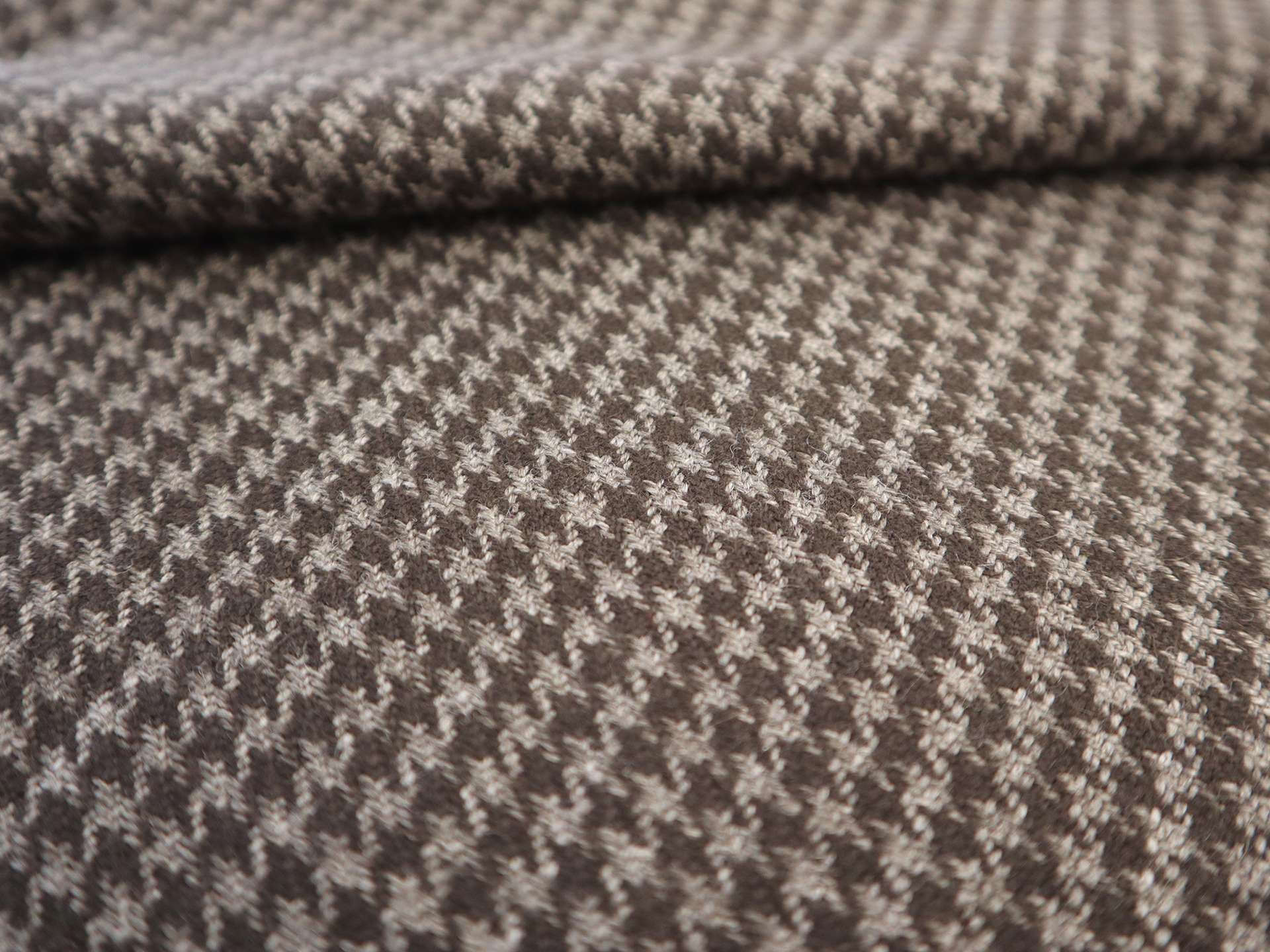 Lambswool Houndstooth Suiting in Brown Taupe
