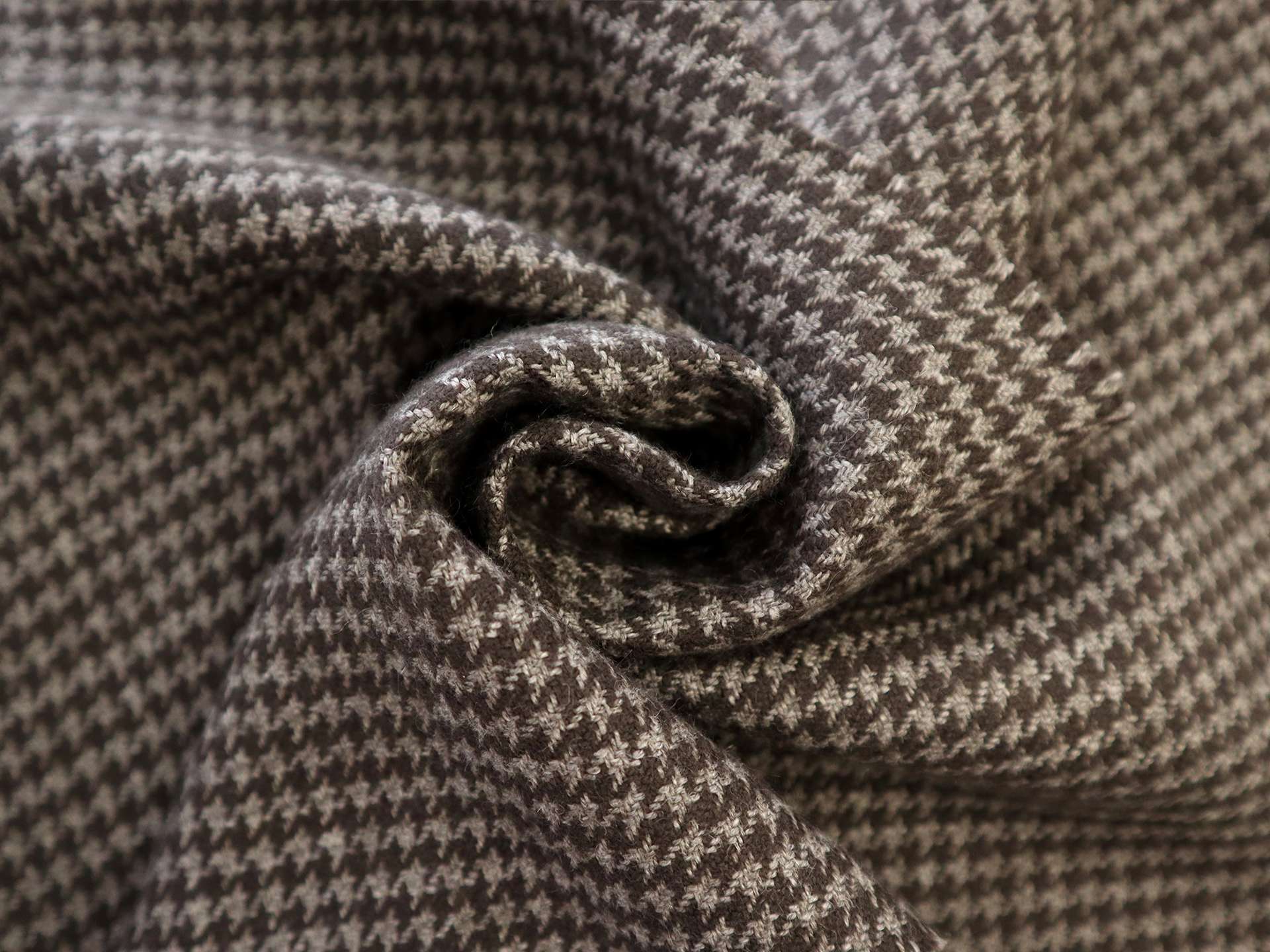 Lambswool Houndstooth Suiting in Brown Taupe