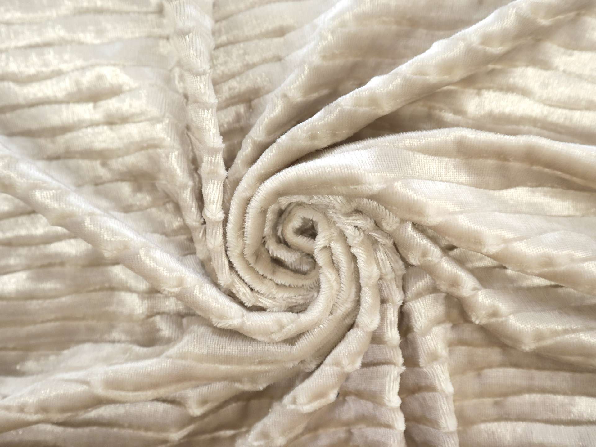 Cut Panné Velvet in Bombshell Ivory