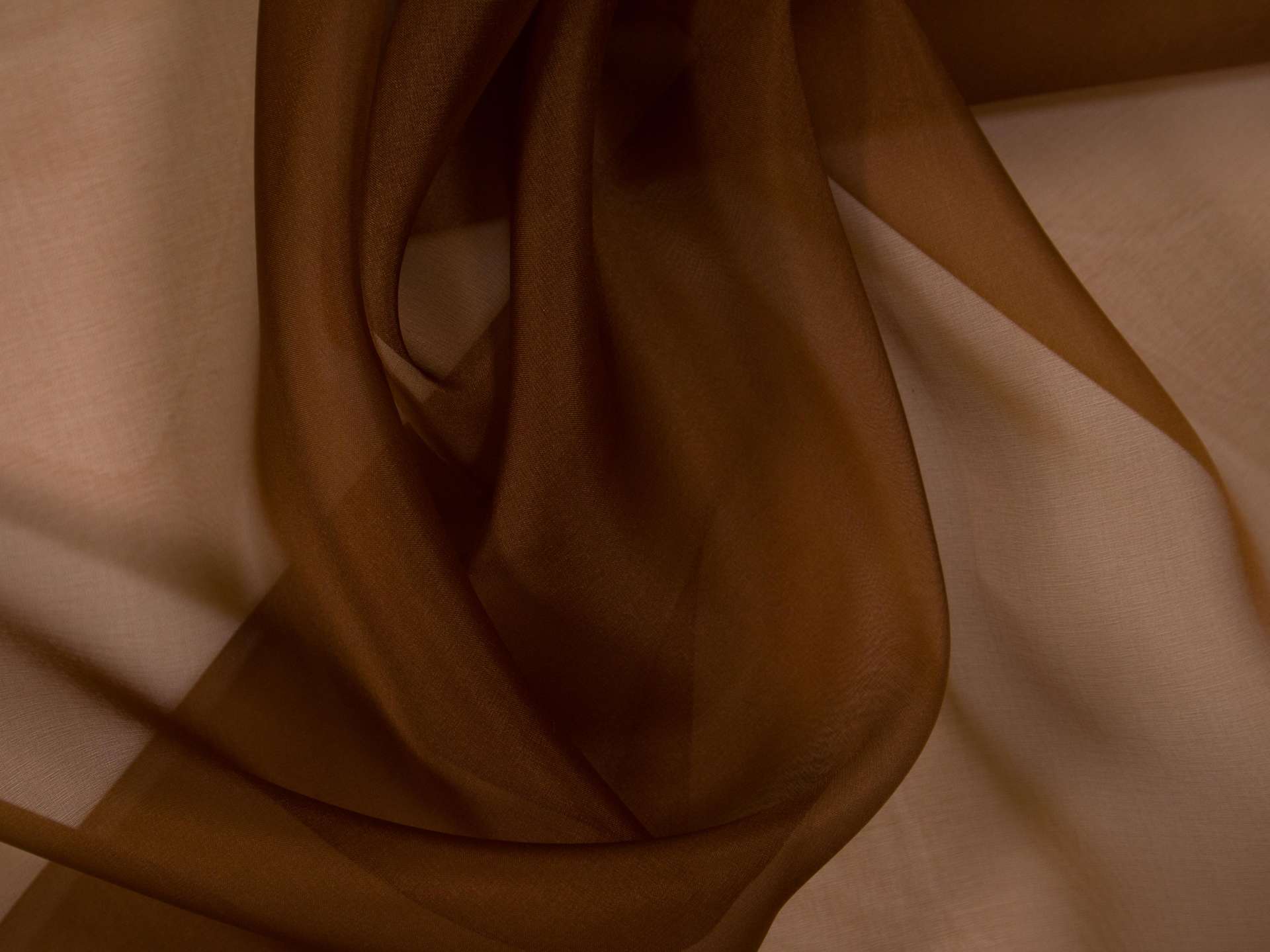 Solid organza in saddle bunched