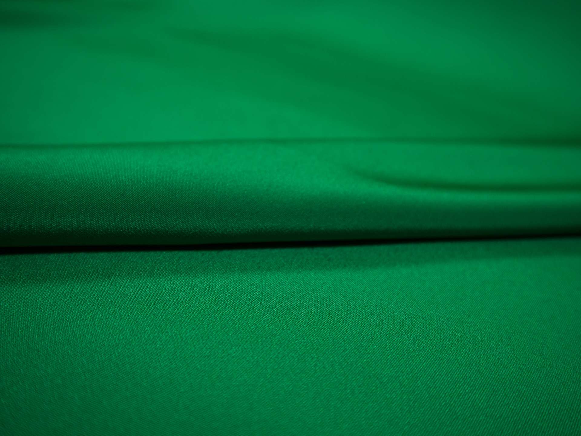 4-ply silk crepe in green - flat