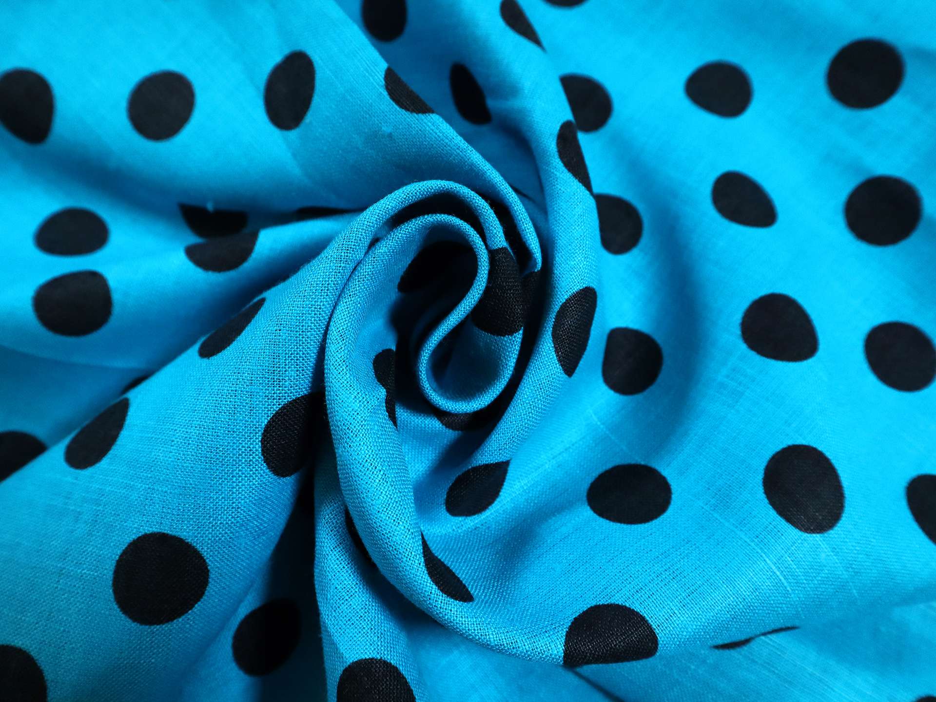 Linen Broadcloth with Polka Dot Print in Blue