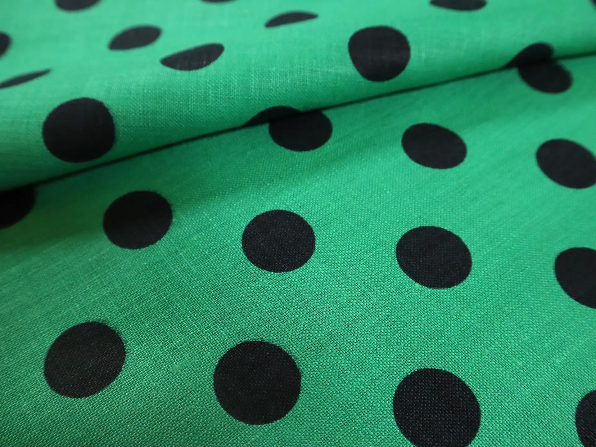 Linen Broadcloth with Polka Dot Print in Green