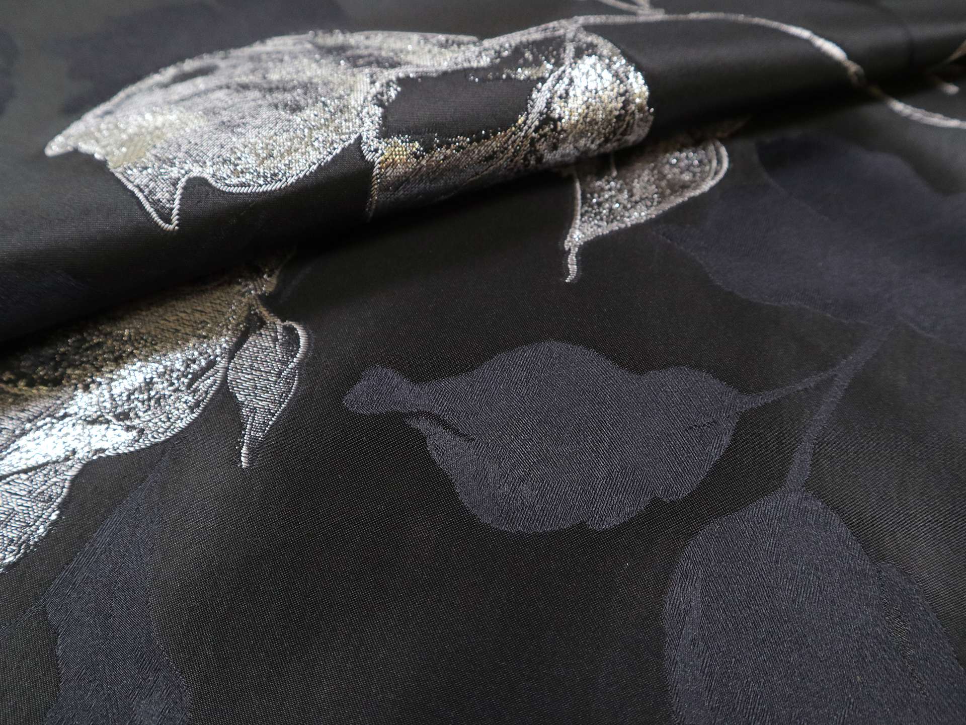 Fil Coupé with Large Roses in Black & Silver