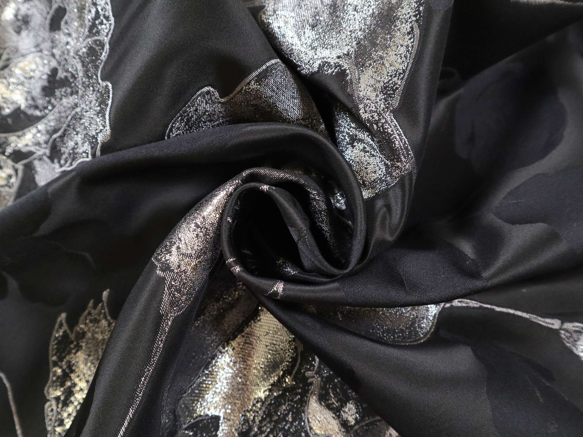 Fil Coupé with Large Roses in Black & Silver