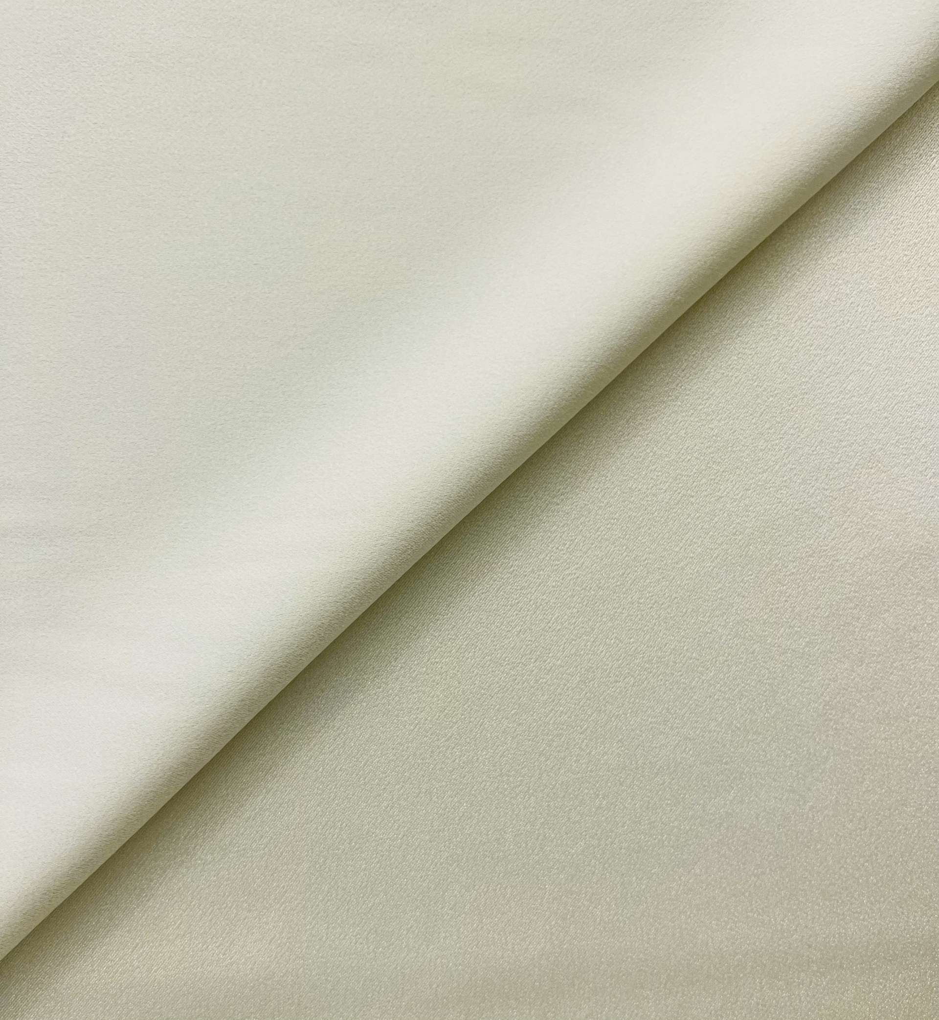 Triacetate Stretch Crepé Back Satin in ivory