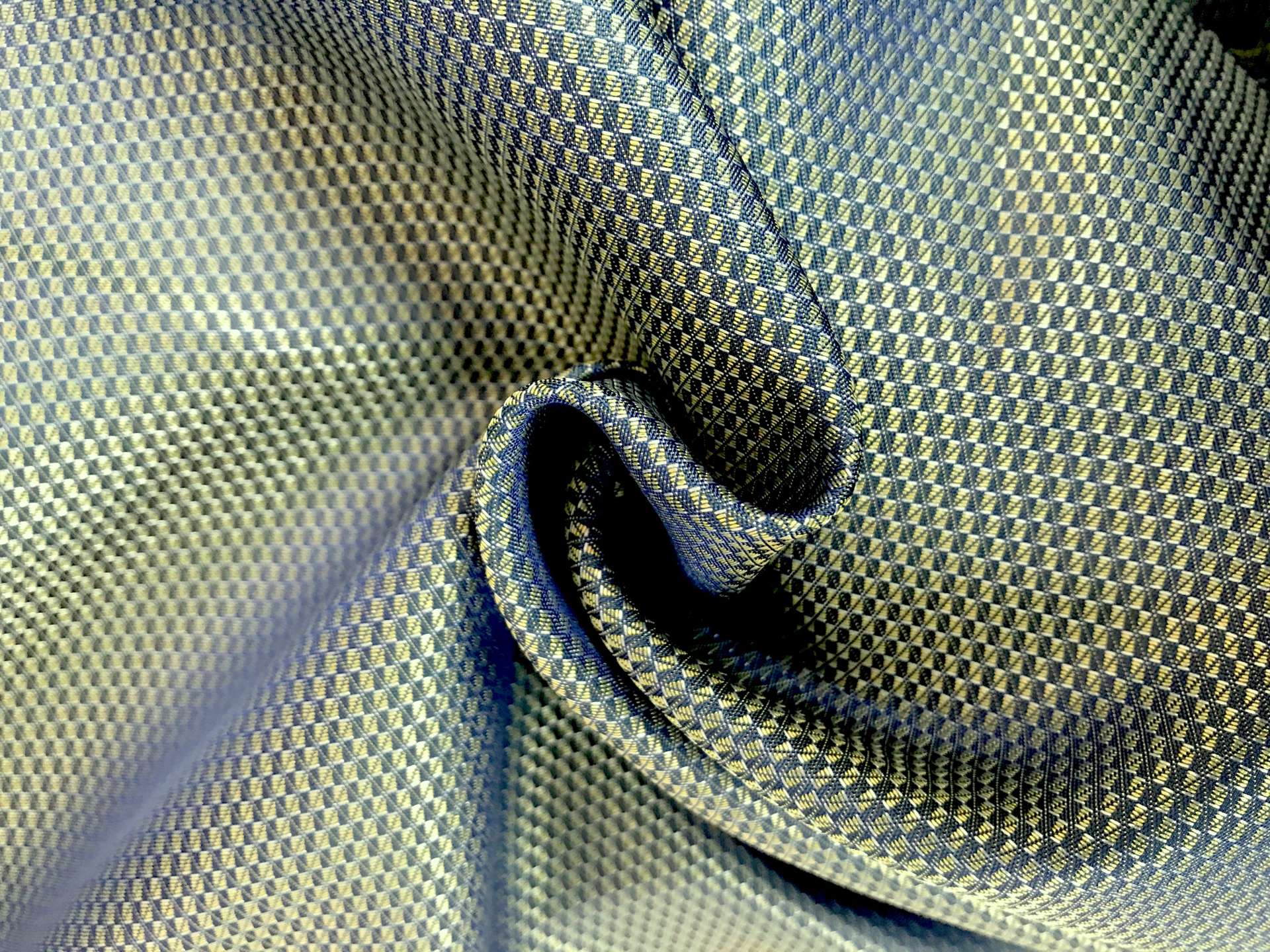 iridescent acetate and viscose blend lining in gold and light blue