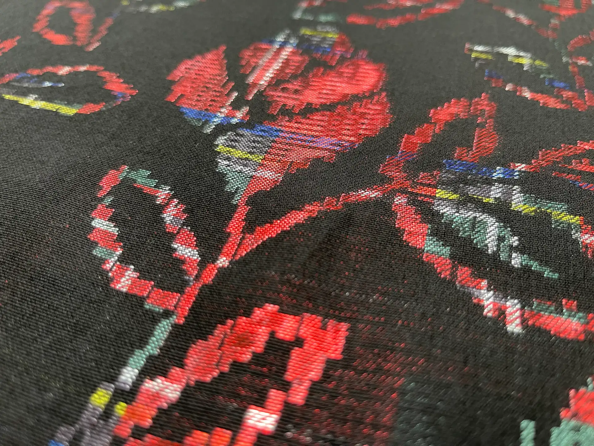 Scnp Floral lame brocade in Christmas colors 