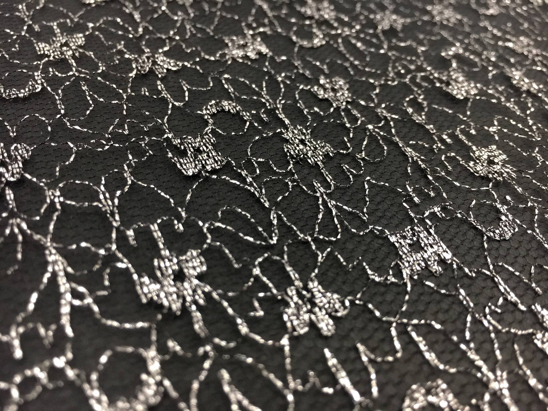Metallic Novelty Illusion in Black and Silver