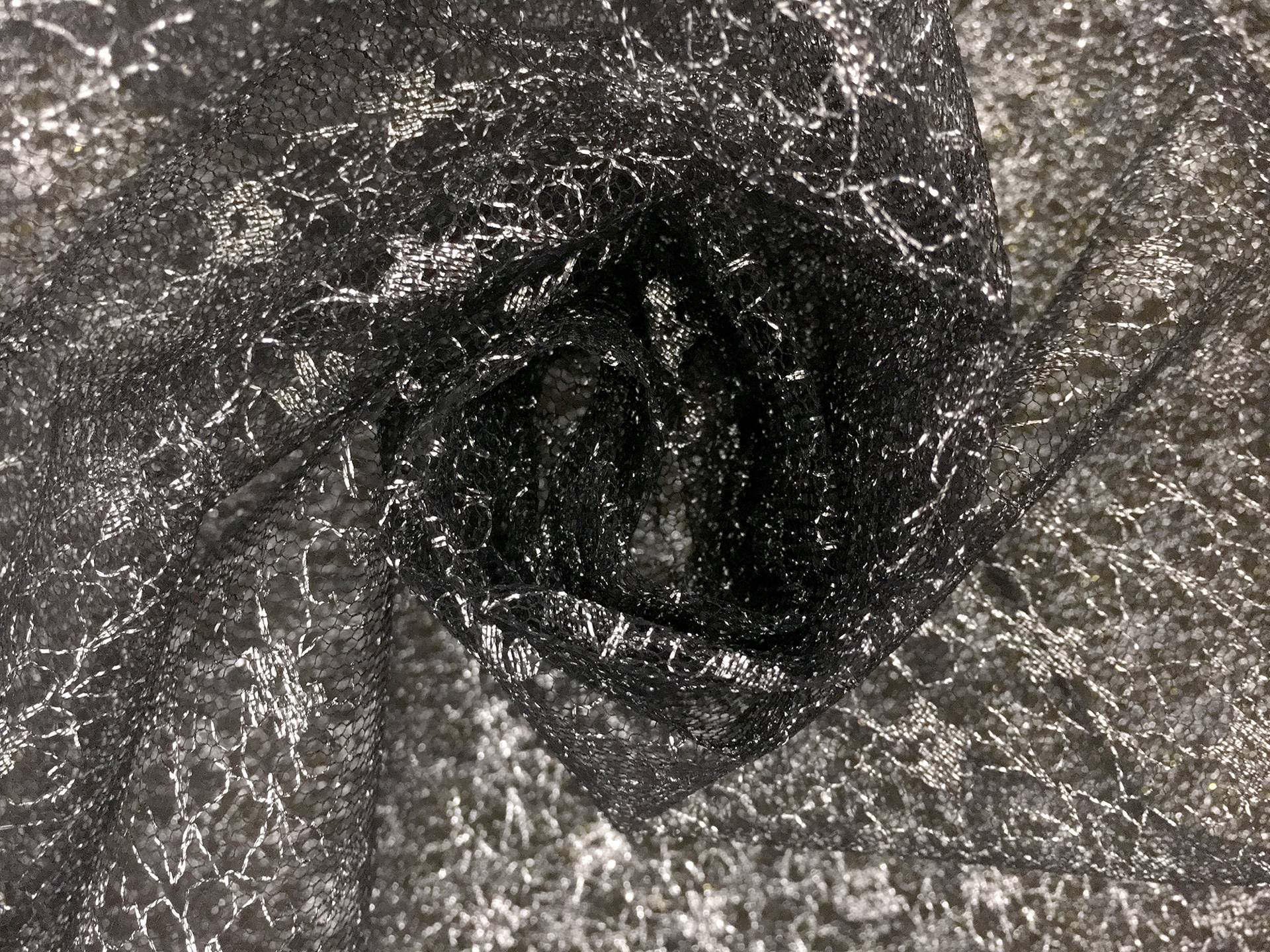 Metallic Novelty Illusion in Black and Silver