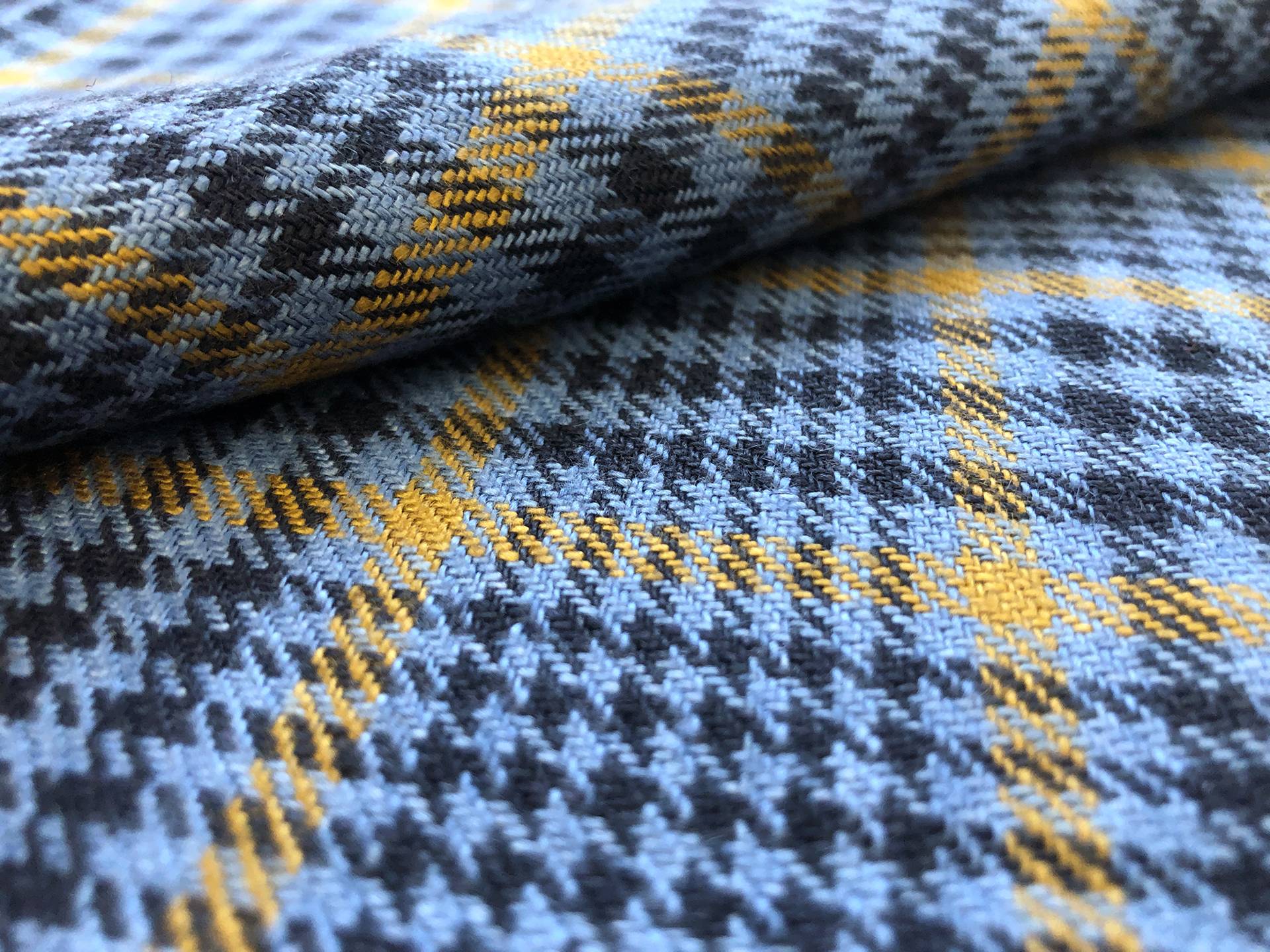 Irish Washed Linen Houndstooth Plaid  in Cornflower Blue Ochre