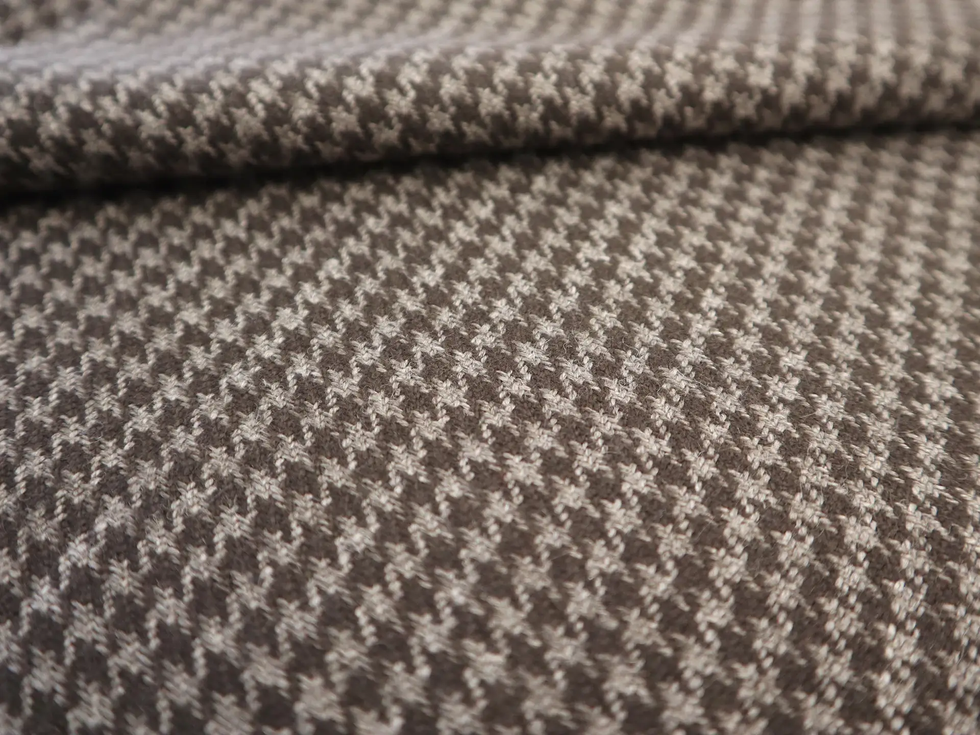 Lambswool Houndstooth Suiting in Brown Taupe