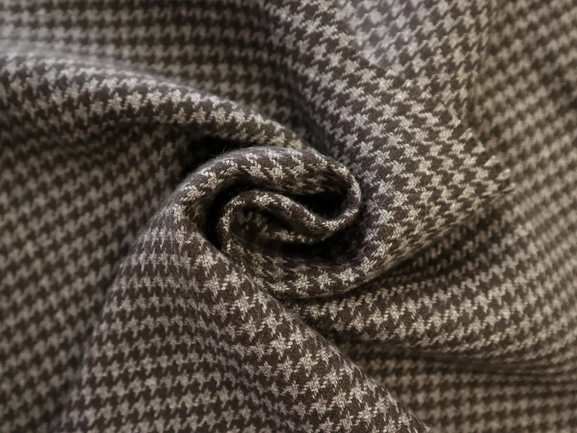 Lambswool Houndstooth Suiting in Brown Taupe
