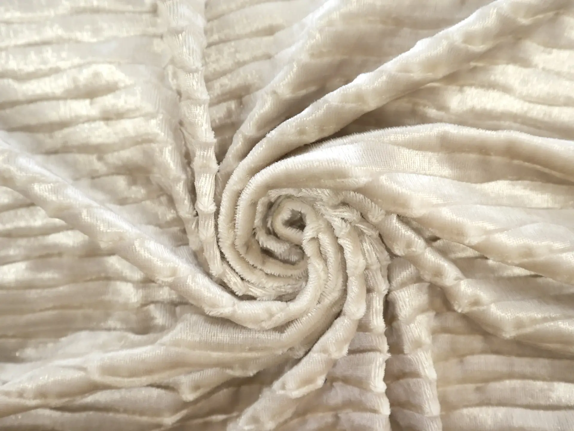 Cut Panné Velvet in Bombshell Ivory