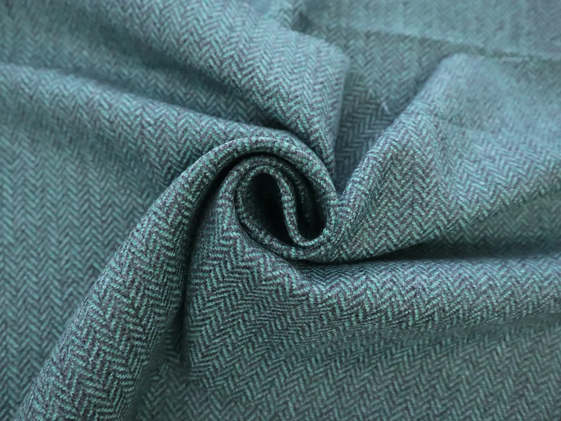 Fine Wool Herringbone in Jade & Charcoal