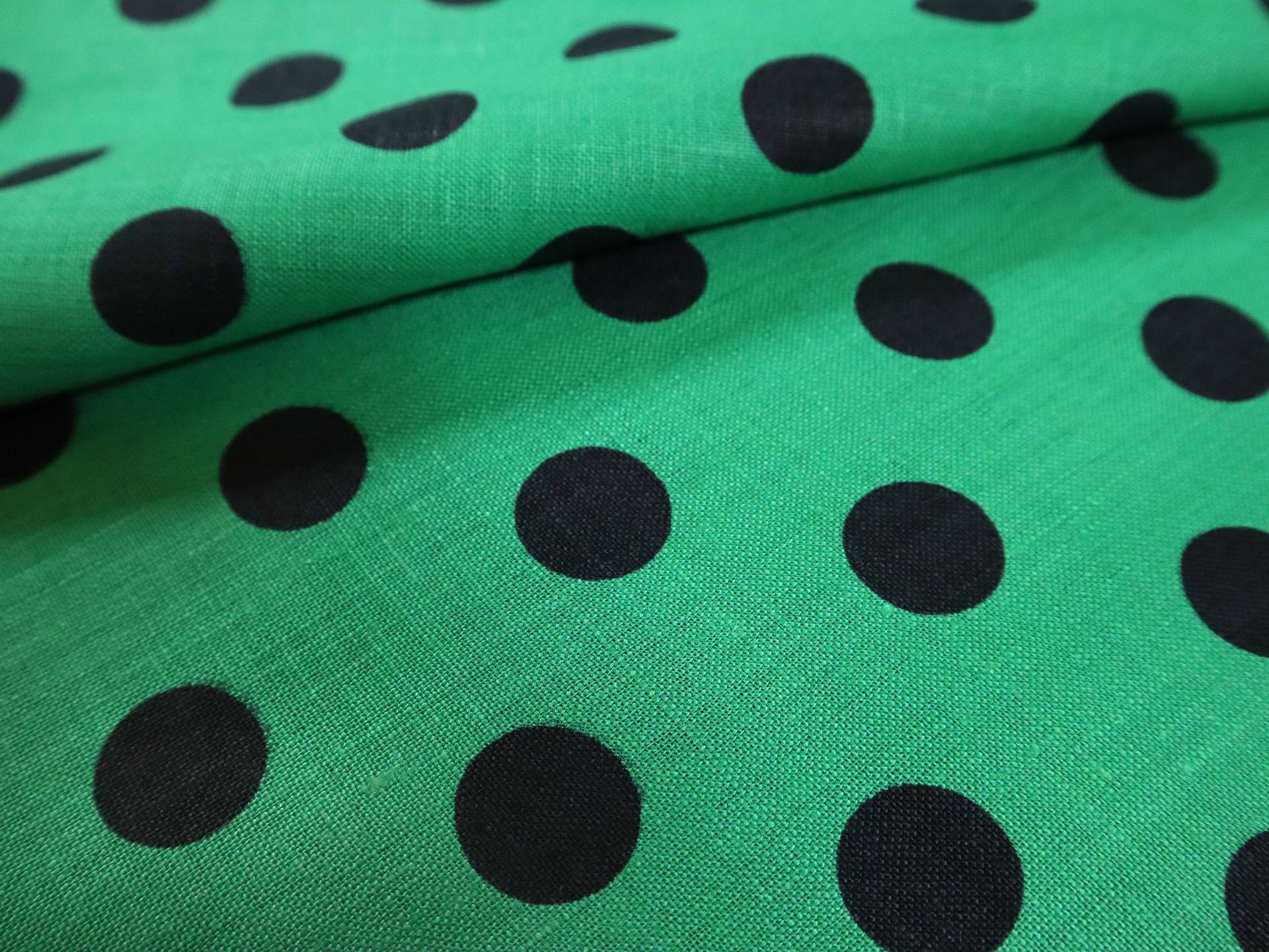 Linen Broadcloth with Polka Dot Print in Green