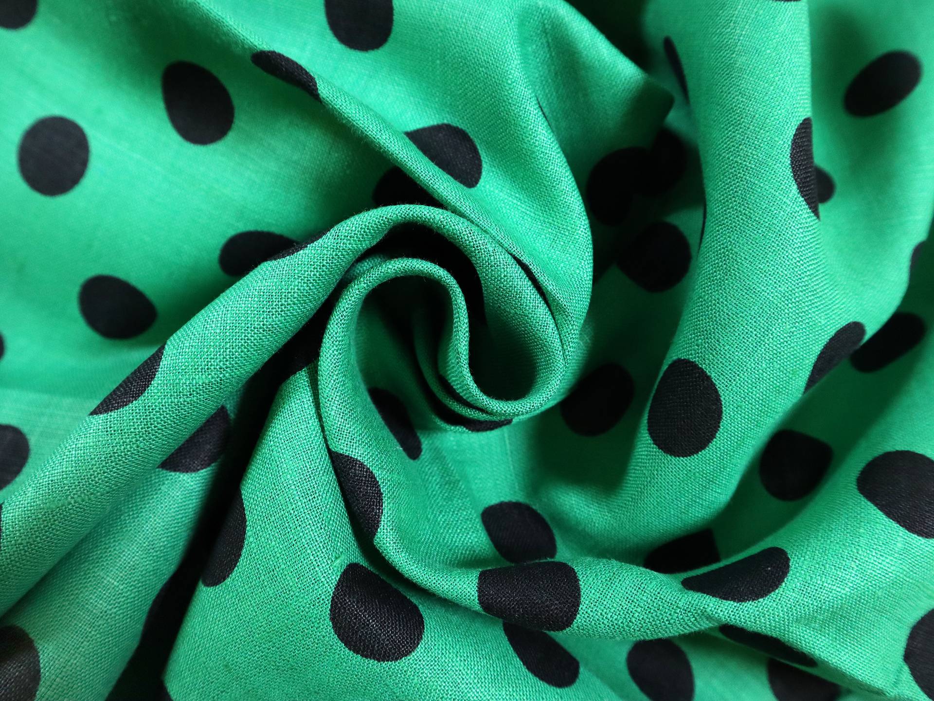 Linen Broadcloth with Polka Dot Print in Green