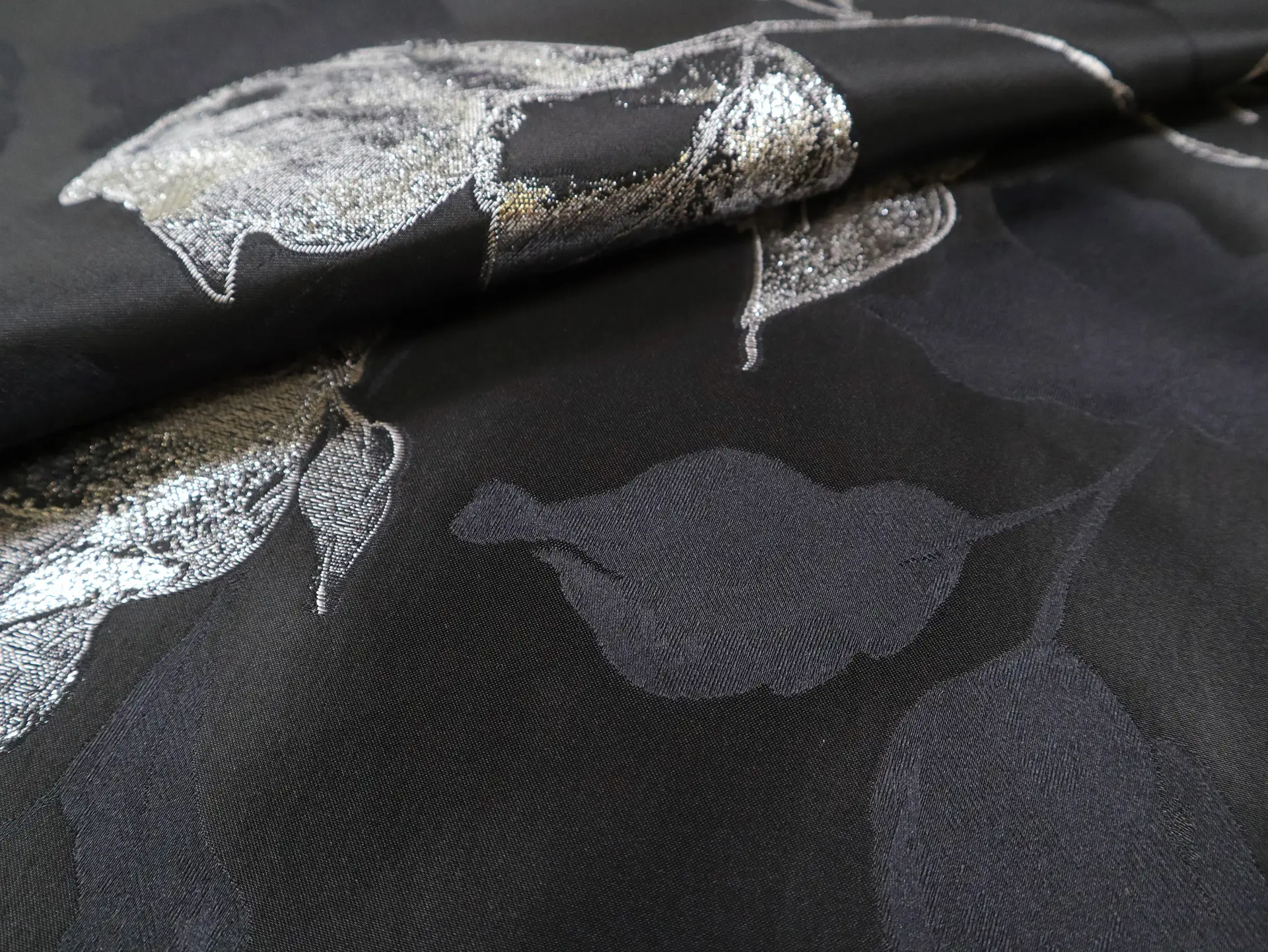Fil Coupé with Large Roses in Black & Silver