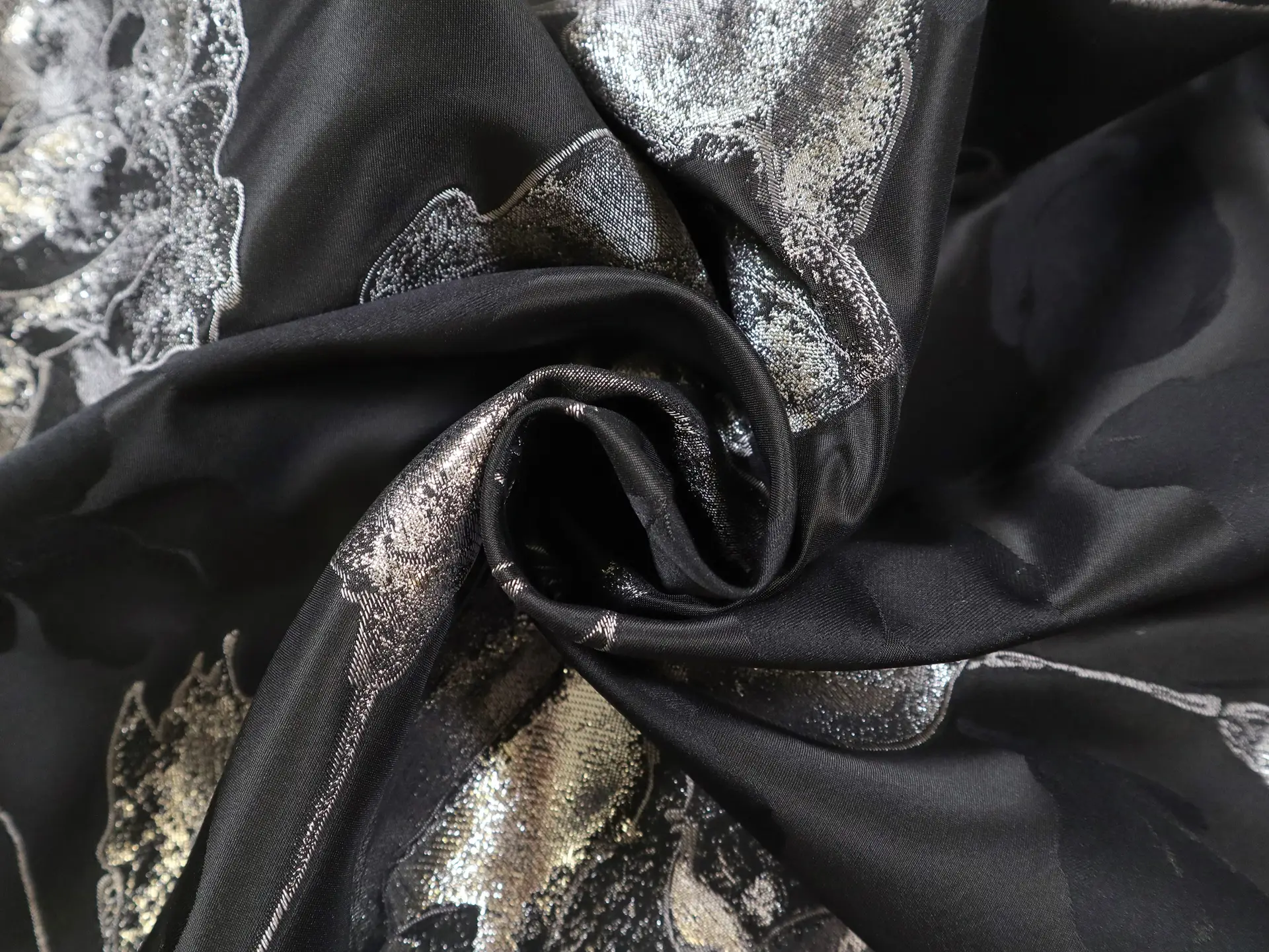 Fil Coupé with Large Roses in Black & Silver
