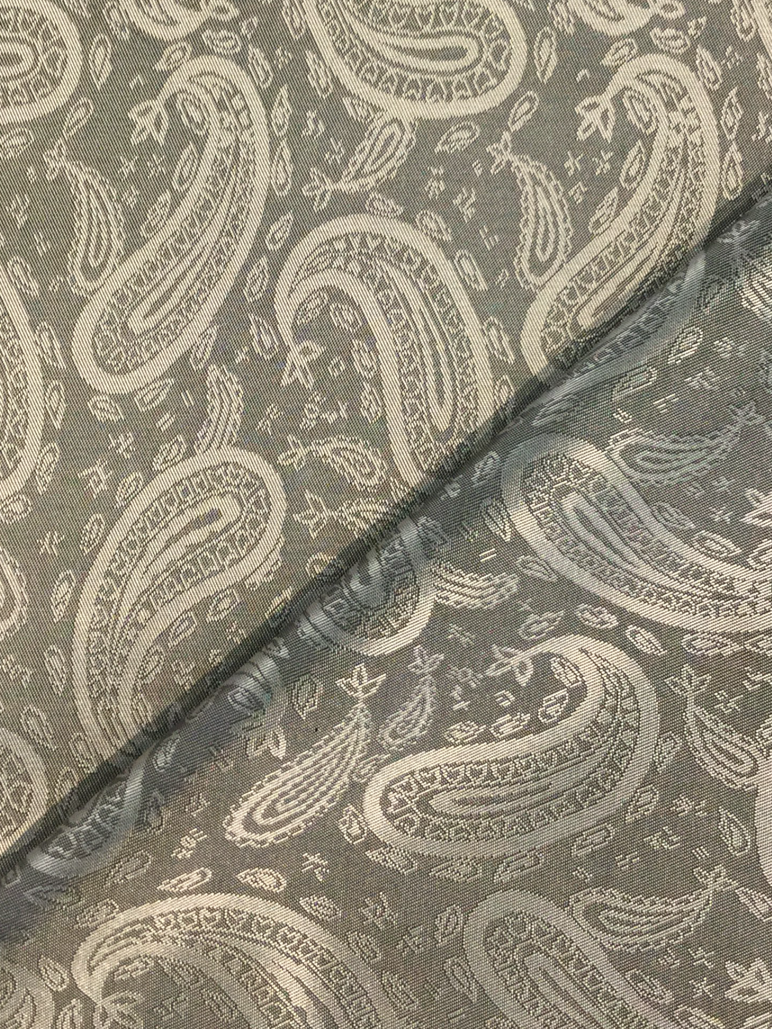 Novelty Jacquard Lining in Silver w/ Paisleys