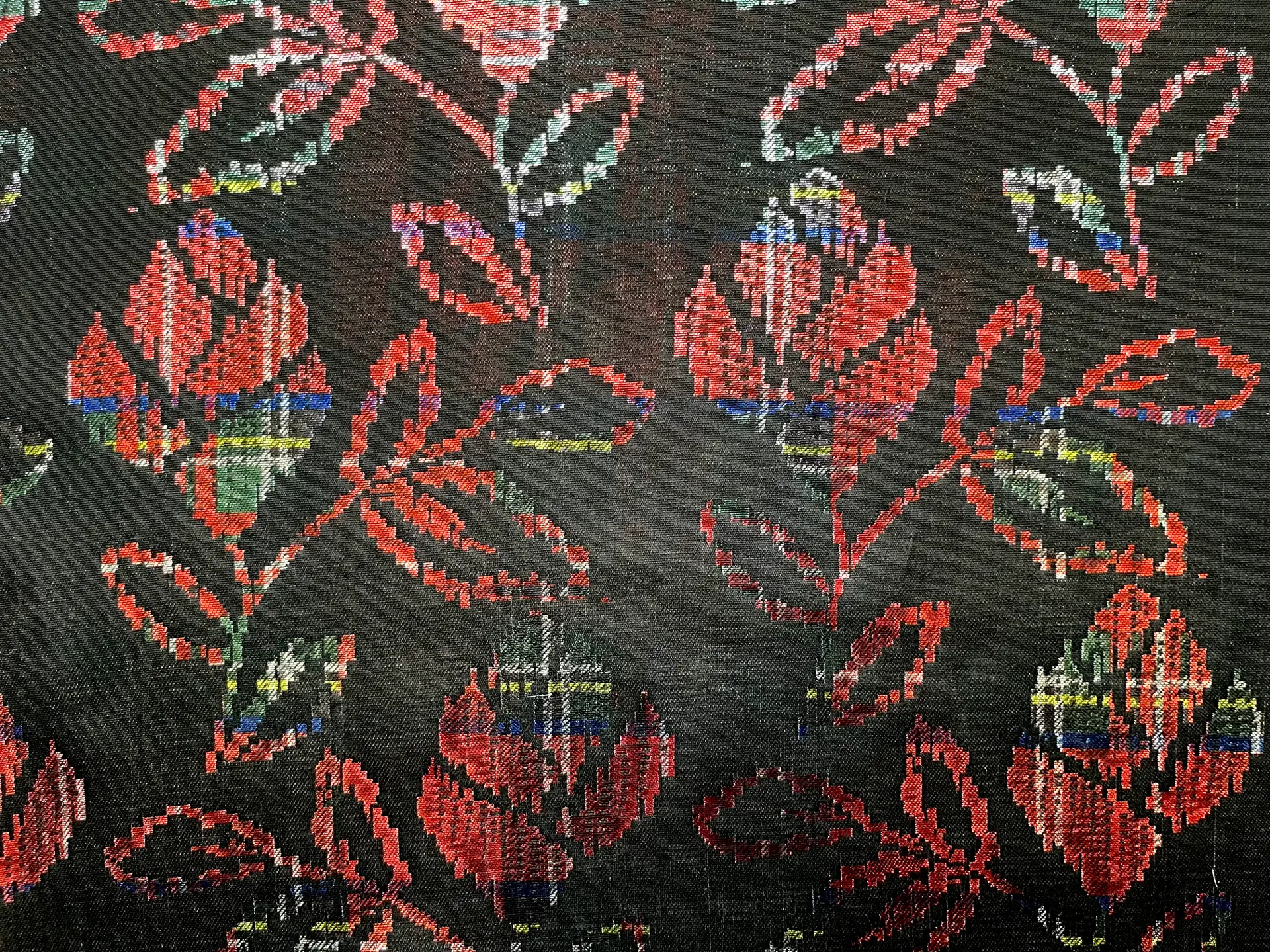 Scnp Floral lame brocade in Christmas colors 