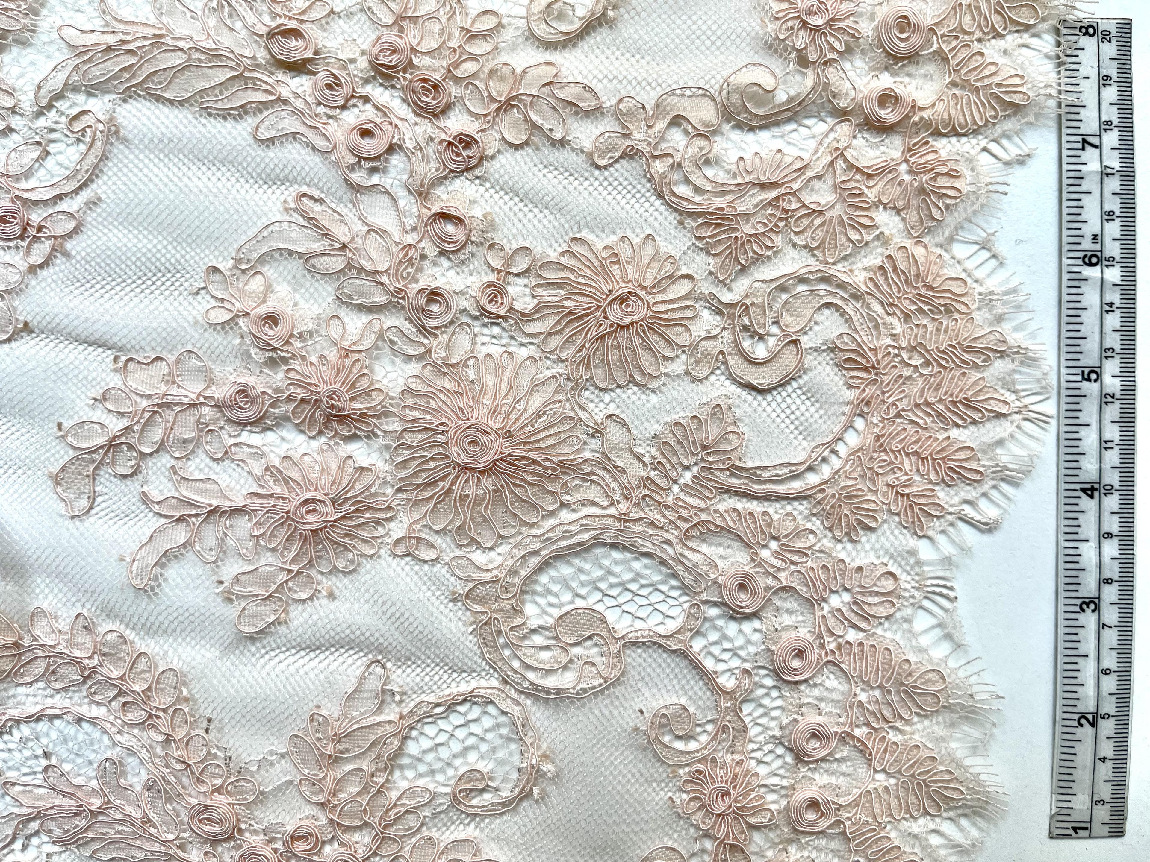 Alençon lace in Peach