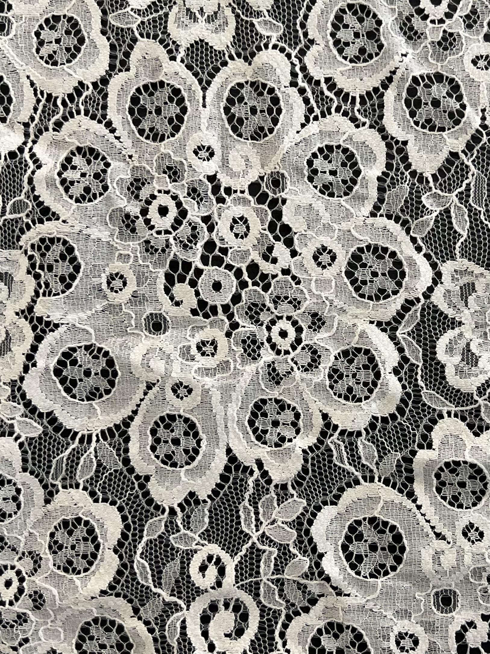 Double Scallop Chantilly Lace in Ivory