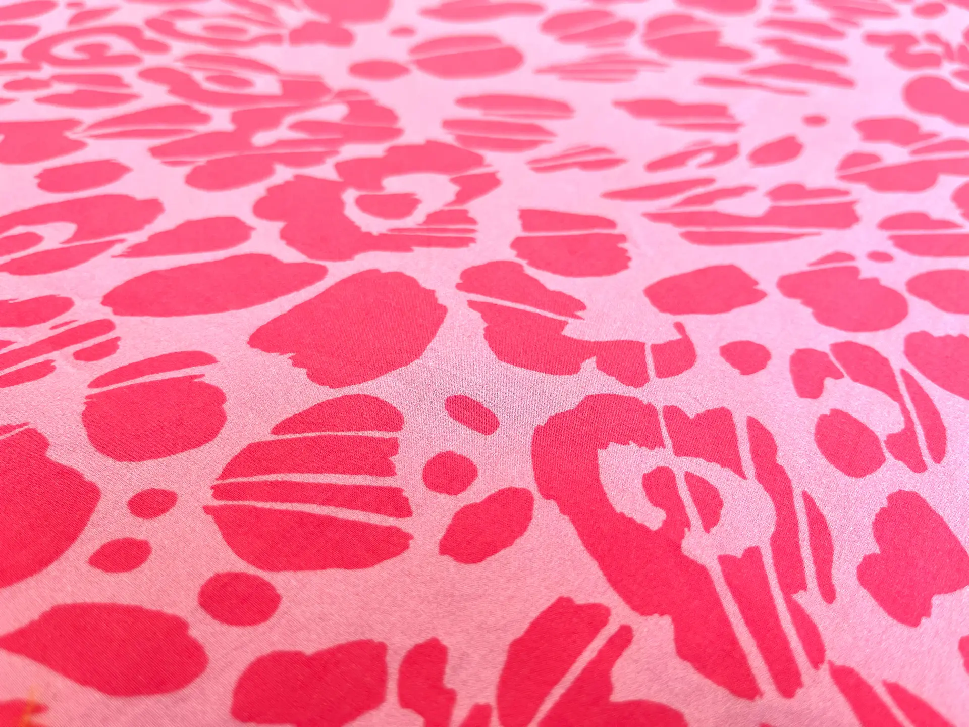 Cotton Broadcloth Print in Fuchsia Pink