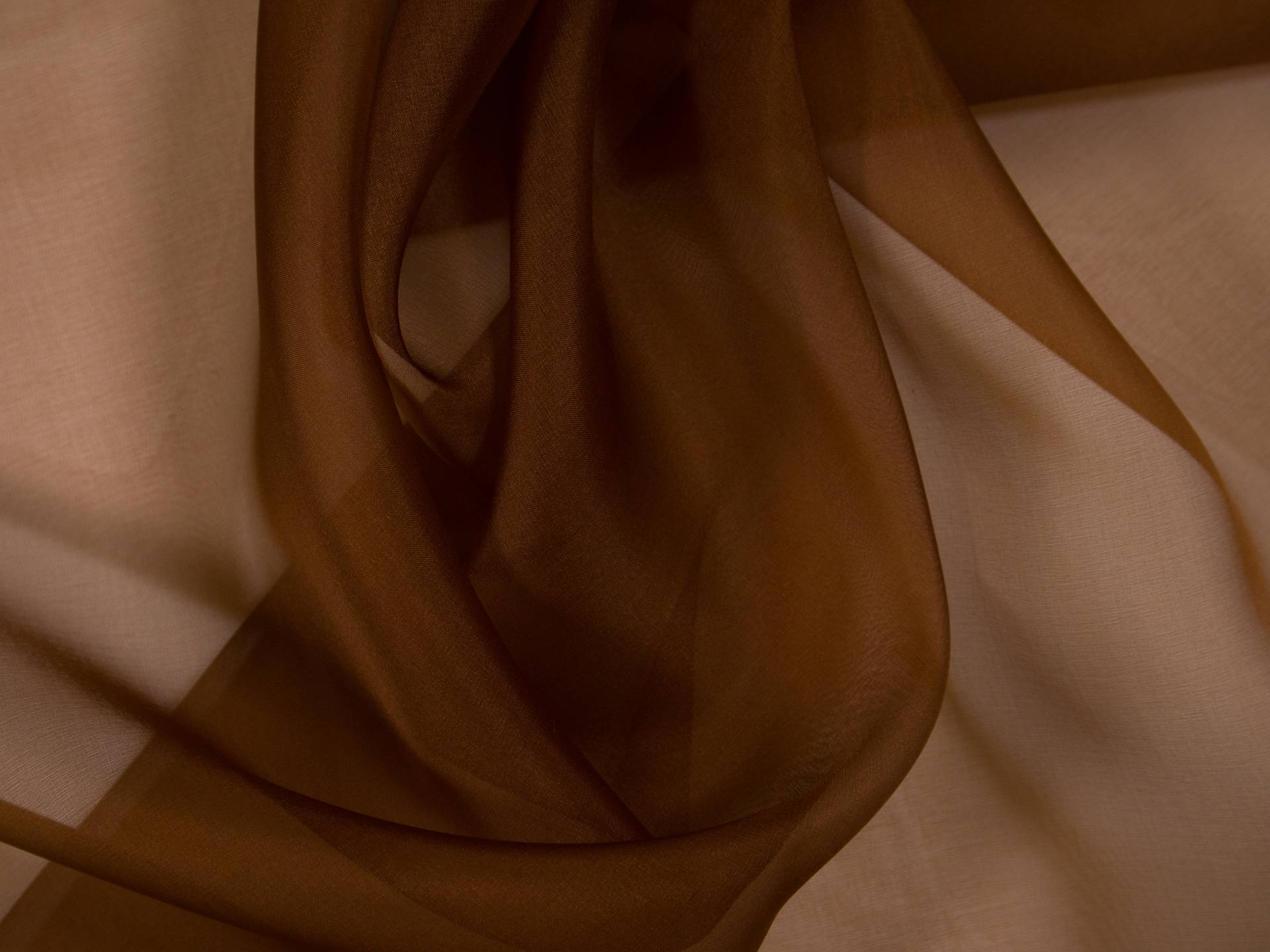 Solid organza in saddle bunched