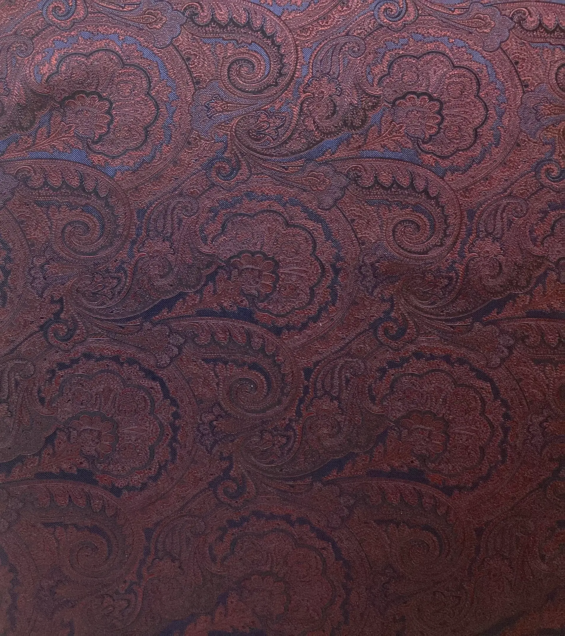 100% Tie Silk Paisley Jacquard In Burgundy On Navy
