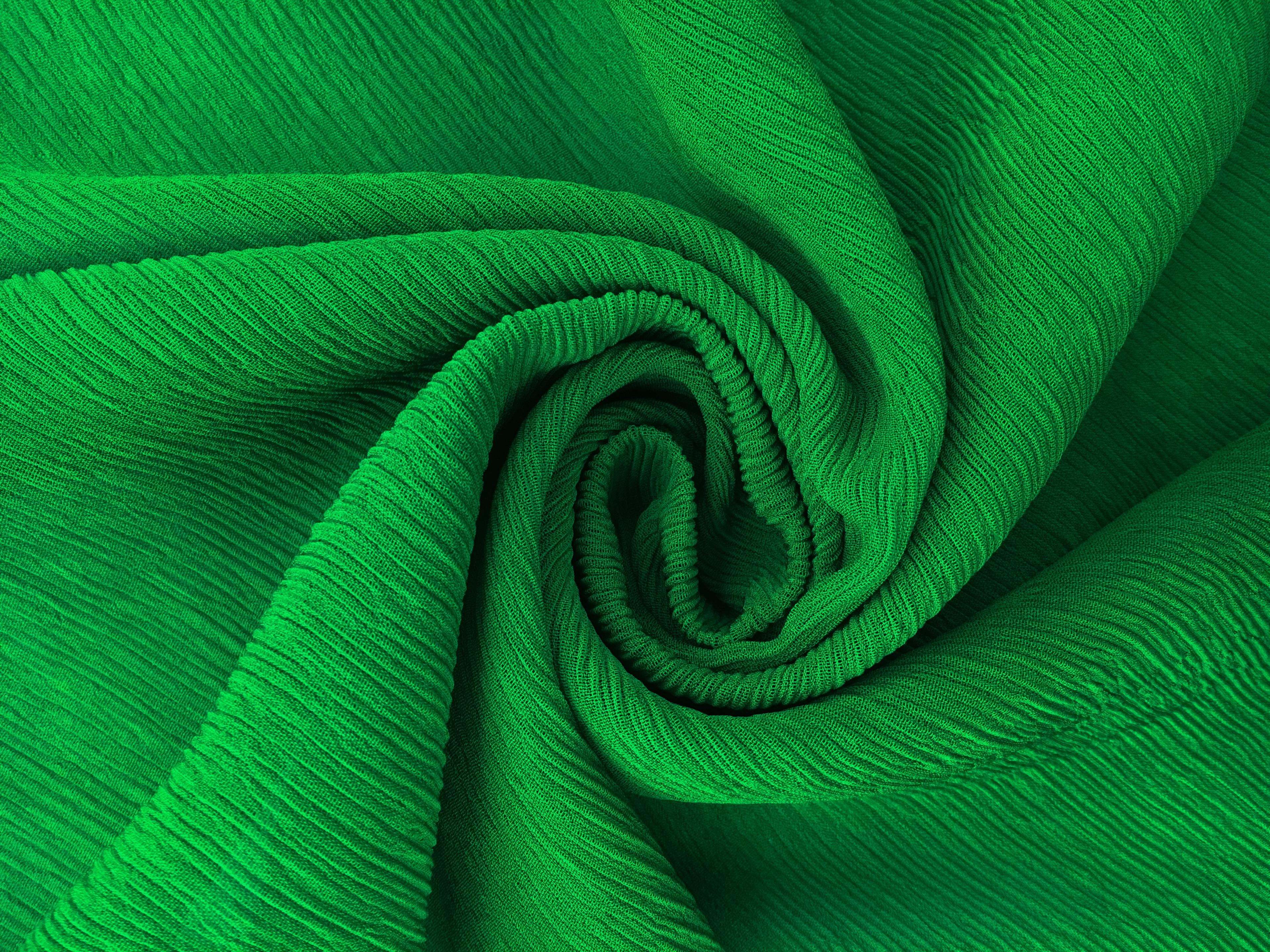 Crinkle Viscose in Kelly Green0