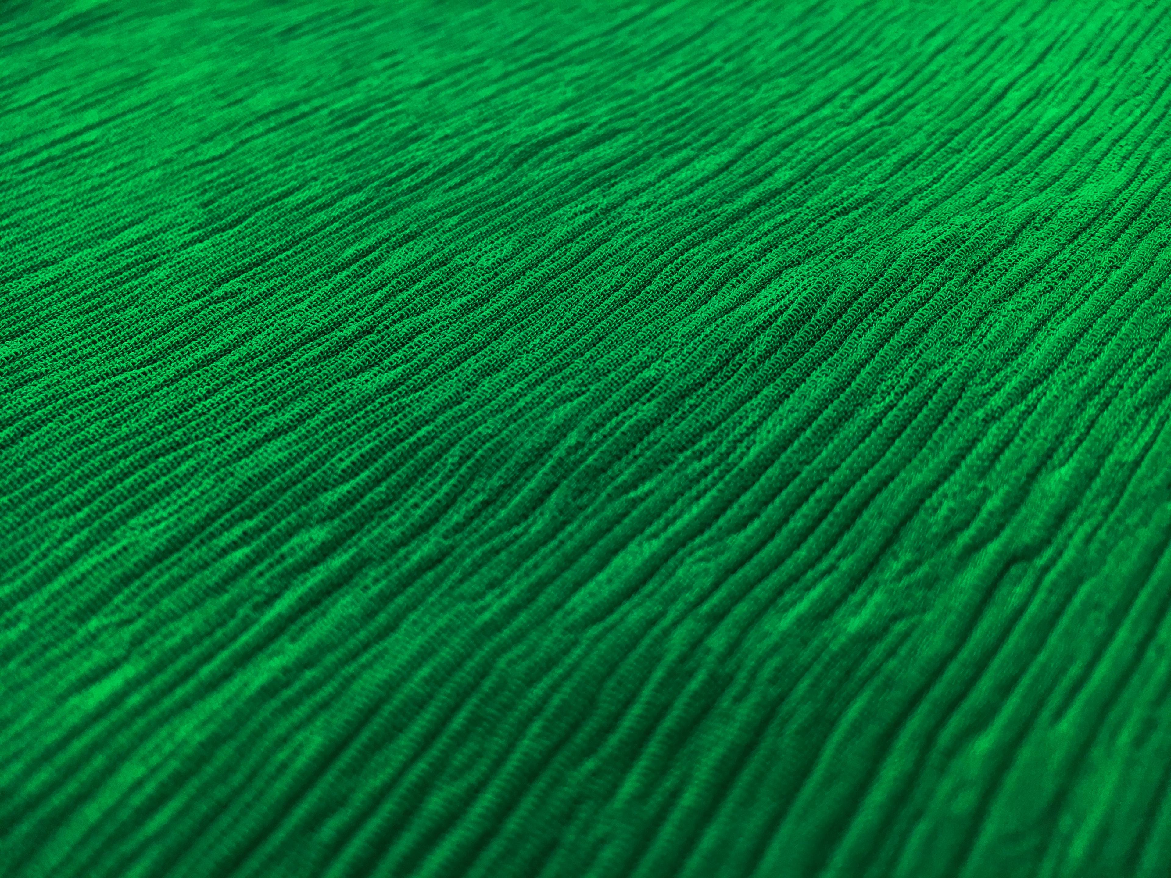 Crinkle Viscose in Kelly Green1