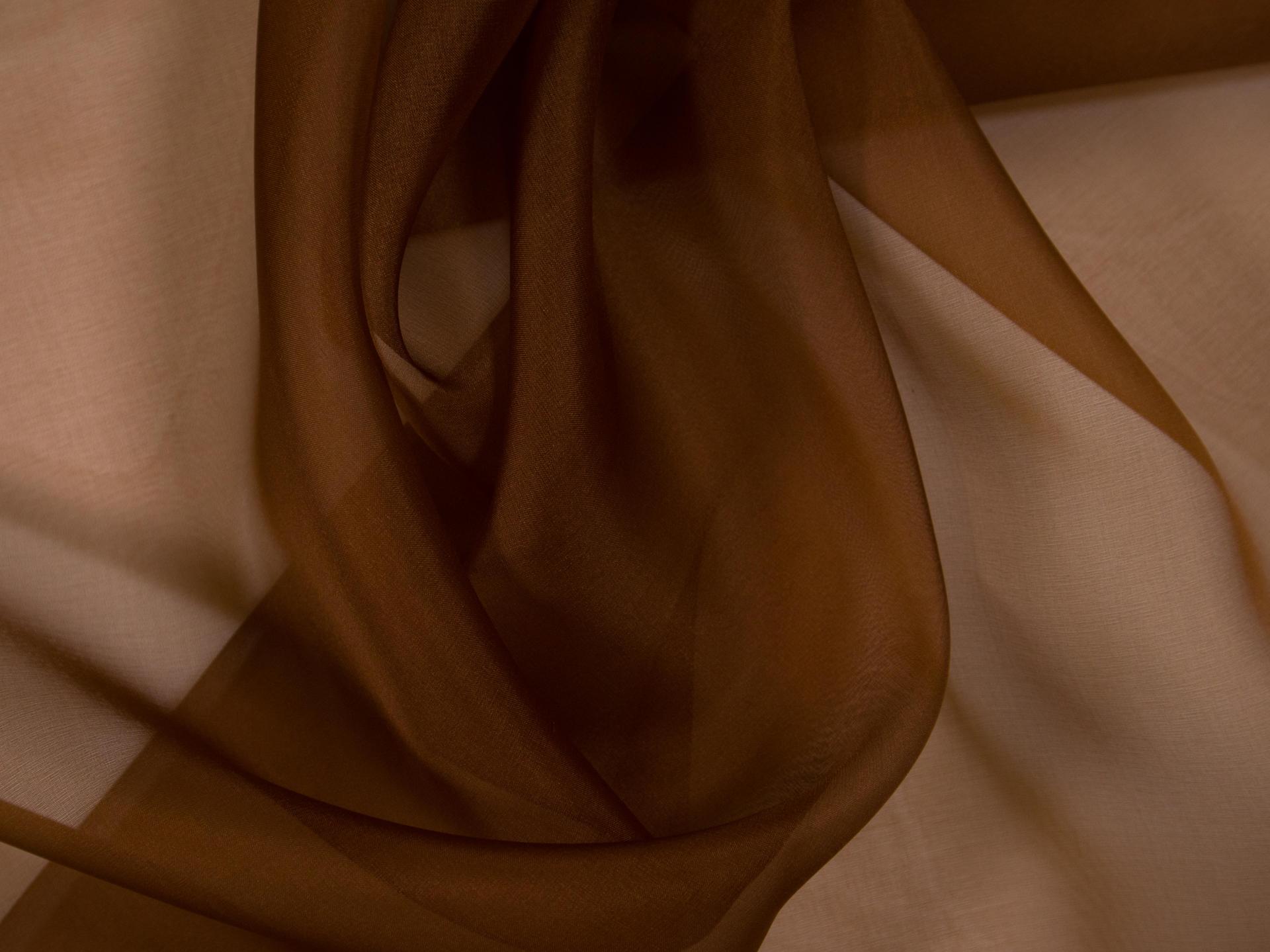 Solid organza in saddle bunched