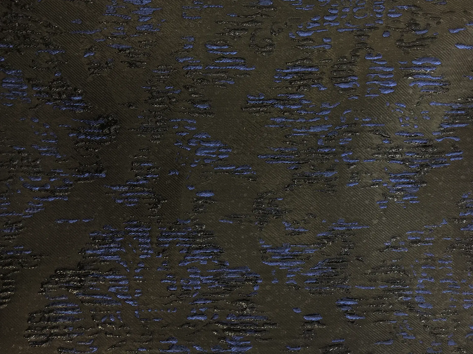 Silk and Polyester Blend Liquid Cloqué0